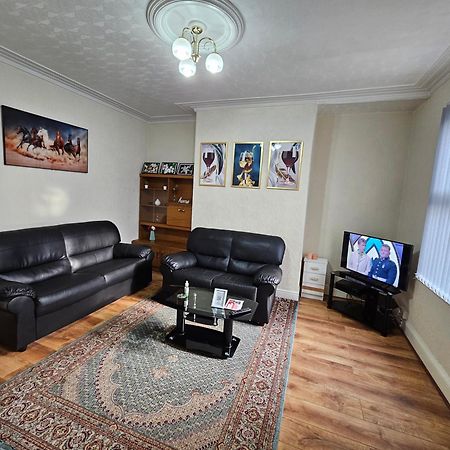 Spacious Two Bedroom House, Parking And Wifi Leeds  Exteriér fotografie