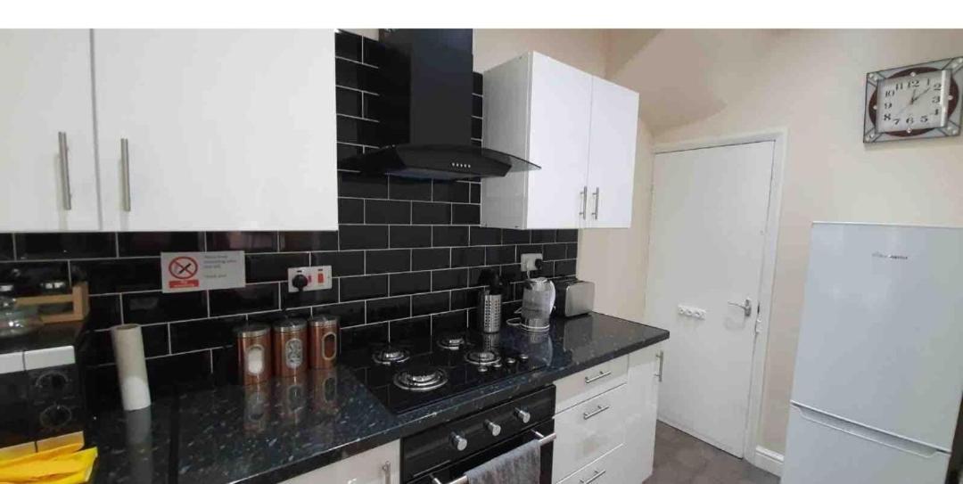 Spacious Two Bedroom House, Parking And Wifi Leeds  Exteriér fotografie