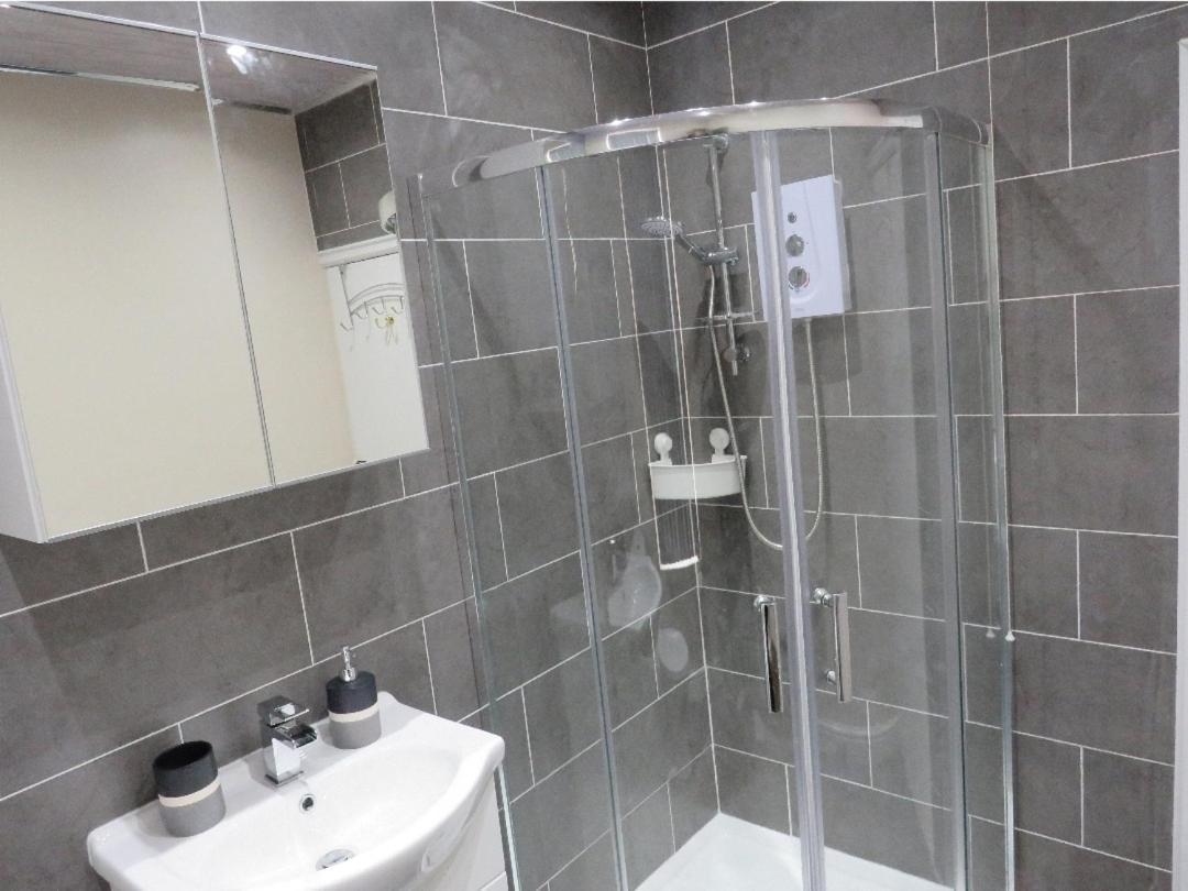 Spacious Two Bedroom House, Parking And Wifi Leeds  Exteriér fotografie
