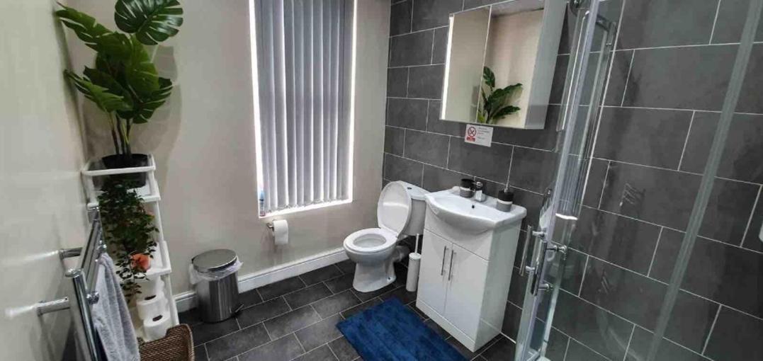 Spacious Two Bedroom House, Parking And Wifi Leeds  Exteriér fotografie