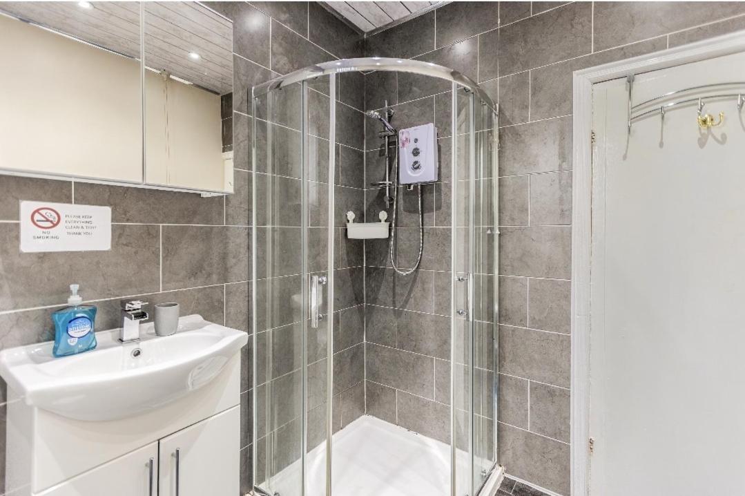 Spacious Two Bedroom House, Parking And Wifi Leeds  Exteriér fotografie