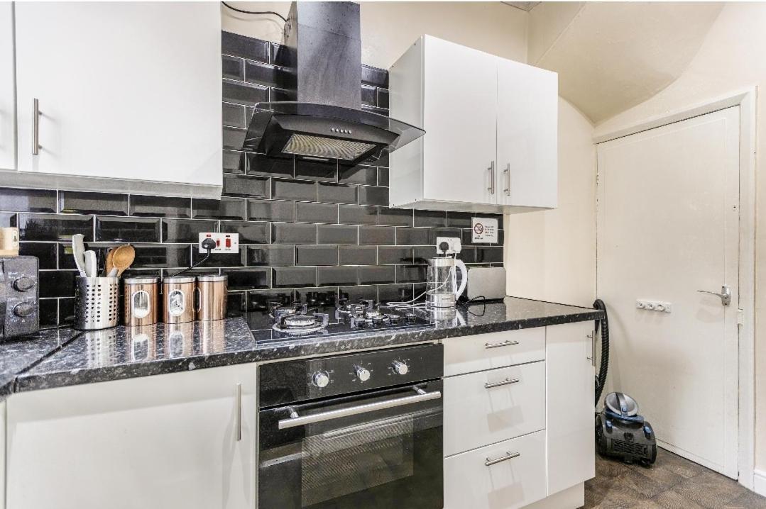 Spacious Two Bedroom House, Parking And Wifi Leeds  Exteriér fotografie