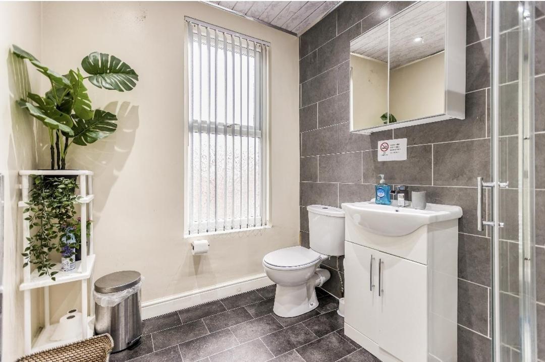 Spacious Two Bedroom House, Parking And Wifi Leeds  Exteriér fotografie
